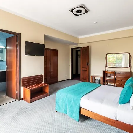 Colmeia 3* Monte Real