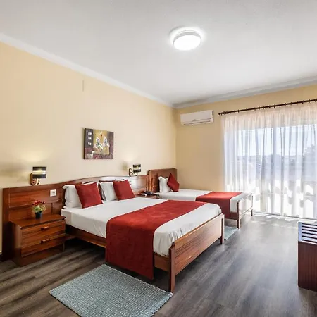 Colmeia 3* Monte Real