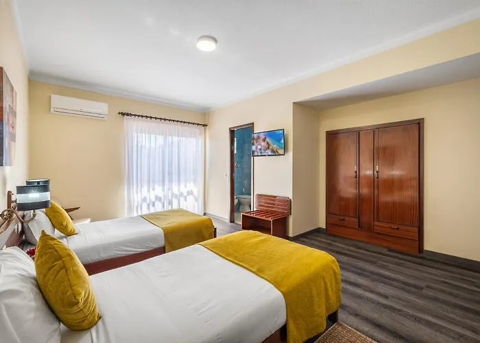 Colmeia 3* Monte Real